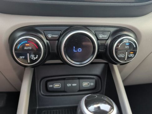 Used 2022 Hyundai Venue SEL FWD image 30