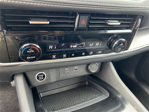 Used 2021 Nissan Rogue SV image 16