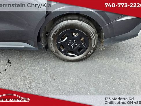 Used 2025 Kia Carnival FWD image 24