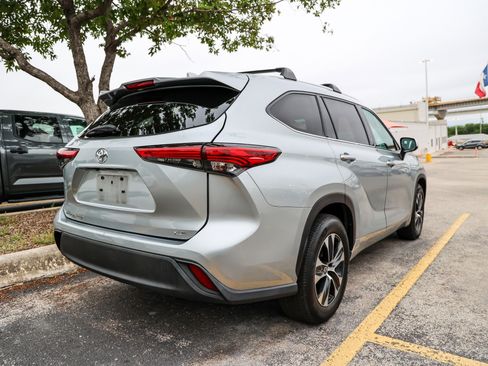 Used 2020 Toyota Highlander XLE FWD image 7