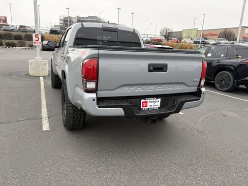 Used 2019 Toyota Tacoma TRD Sport image 6