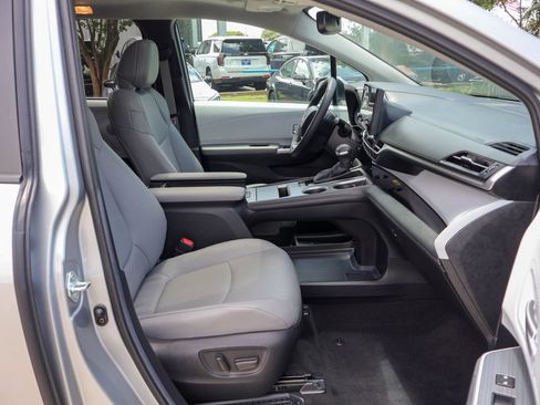 Used 2025 Toyota Sienna XLE FWD image 9
