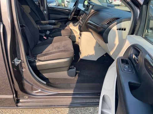 Used 2019 Dodge Grand Caravan SE FWD image 12