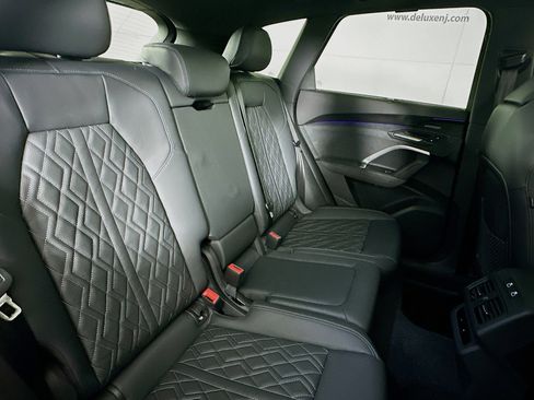 Used 2025 Audi SQ5 Premium Plus w/ Premium Plus Package image 27