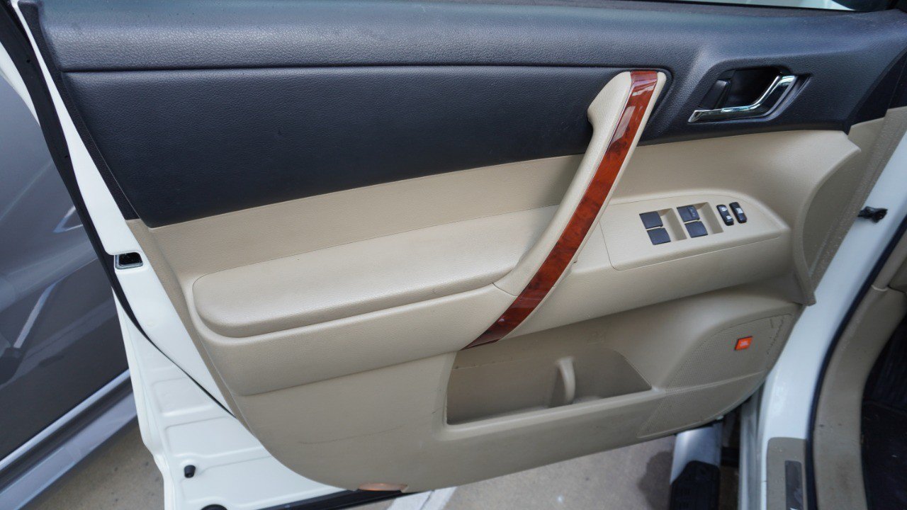 Used 2011 Toyota Highlander Limited w/ Tow Pkg FWD image 17