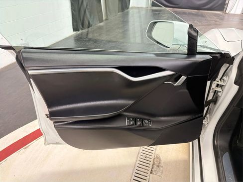 Used 2016 Tesla Model S 70D image 23