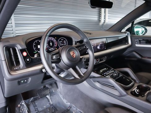 Certified 2025 Porsche Cayenne image 4