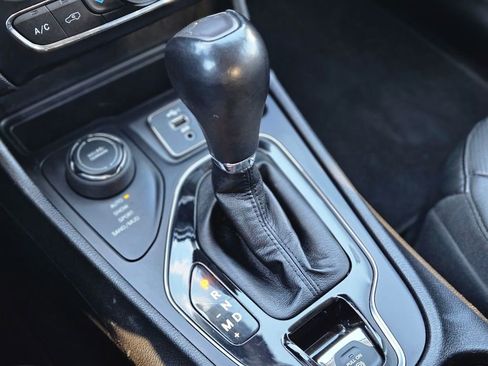 Used 2021 Jeep Cherokee Limited image 23