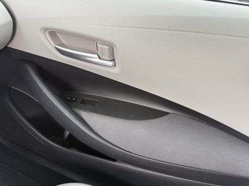 Used 2021 Toyota Corolla LE FWD image 16