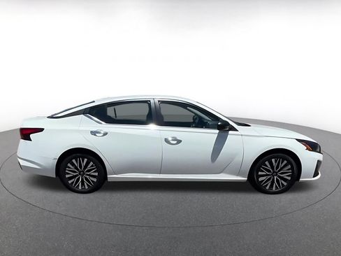 Used 2025 Nissan Altima 2.5 SV FWD image 14