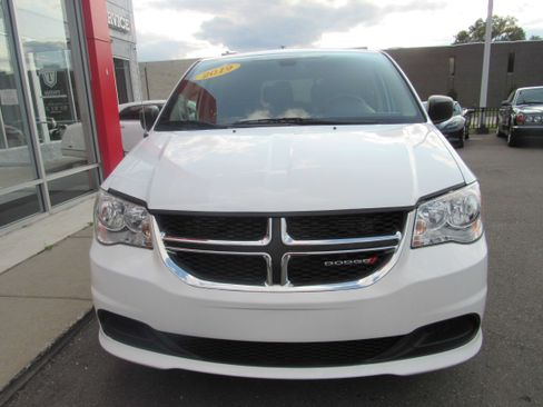Used 2019 Dodge Grand Caravan SE FWD image 3