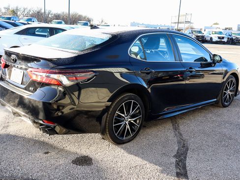 Used 2023 Toyota Camry SE image 4