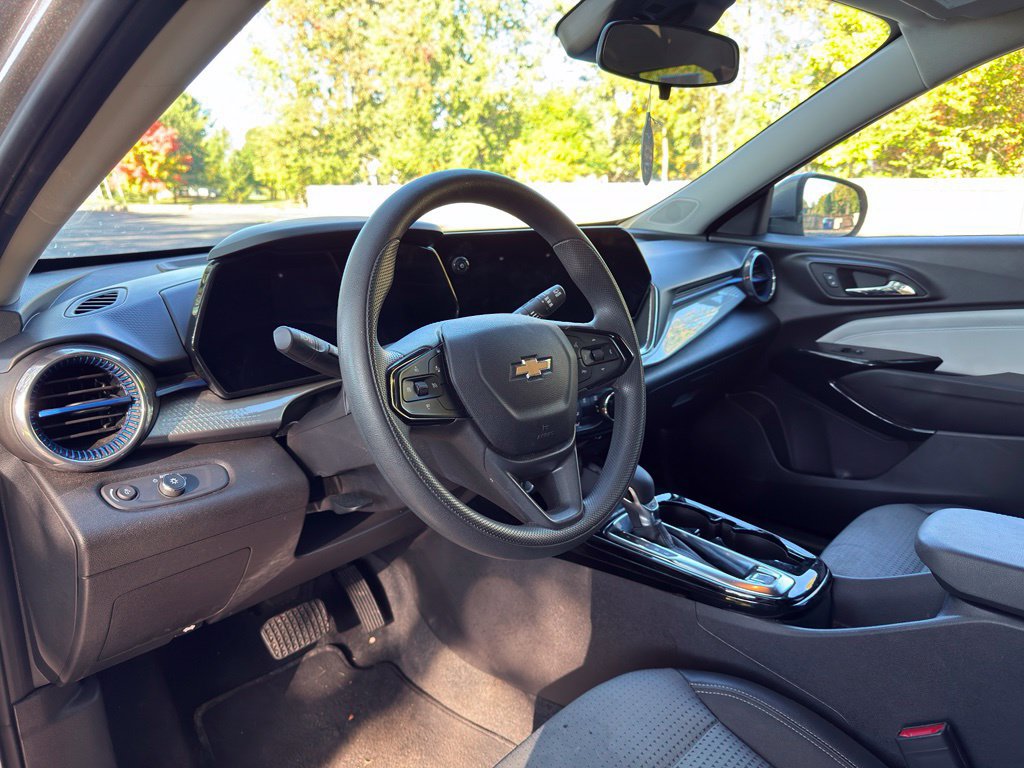 Used 2025 Chevrolet Trax LT FWD image 22