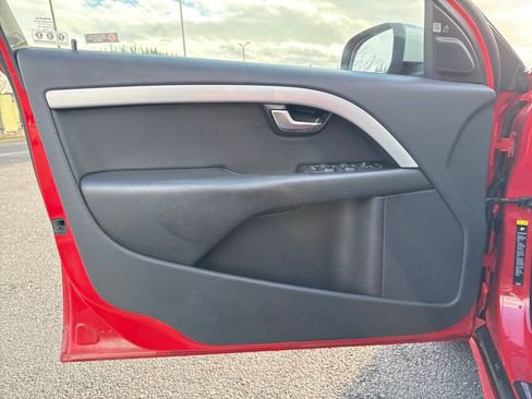 Used 2010 Volvo V70 R-Design image 16