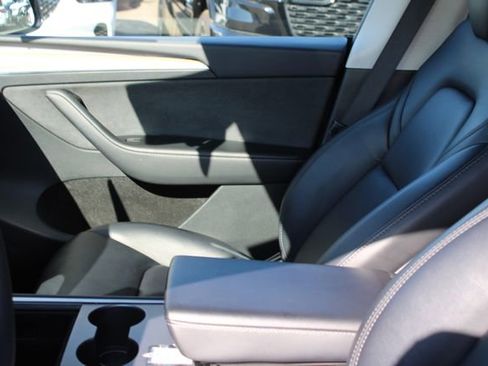 Used 2023 Tesla Model Y Performance image 16