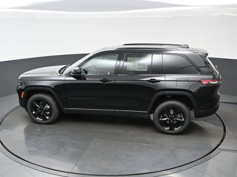 New 2025 Jeep Grand Cherokee Limited w/ Black Appearance Package image 19