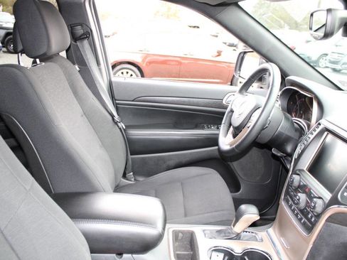 Used 2017 Jeep Grand Cherokee Laredo w/ Quick Order Package 23E image 11