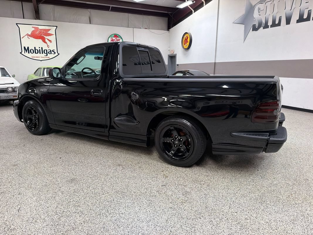 Used 2003 Ford F150 Lightning RWD image 4