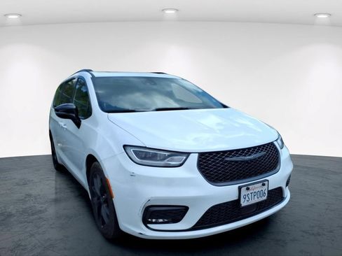 Used 2025 Chrysler Pacifica Limited FWD image 11