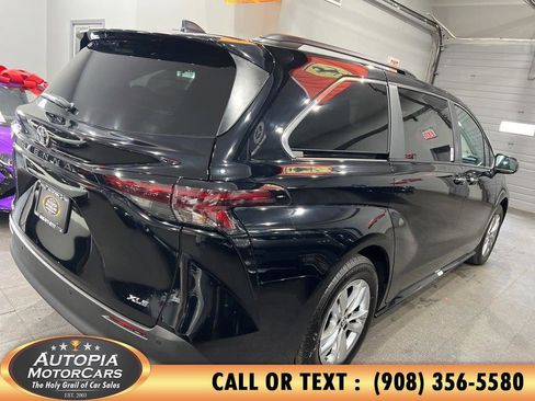 Used 2026 Toyota Sienna XLE image 5