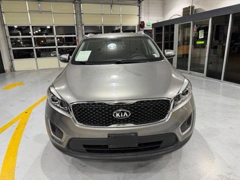 Used 2017 Kia Sorento FWD image 2
