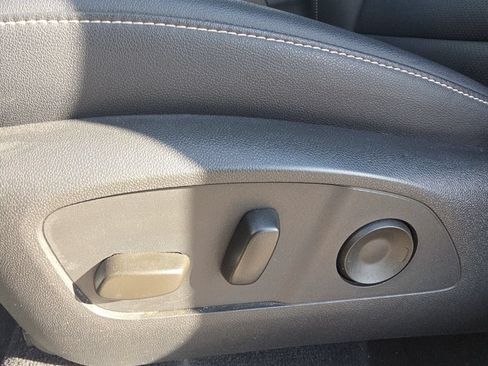 Used 2025 Chevrolet Traverse LT FWD image 11