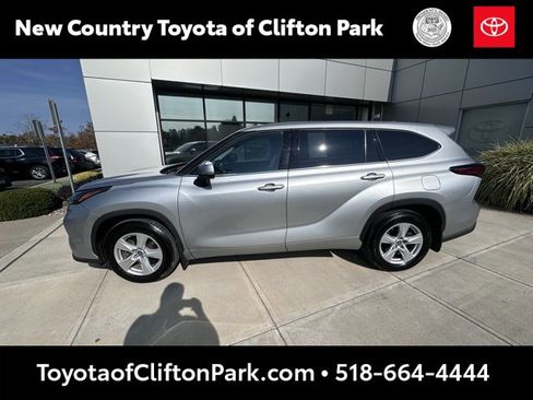 Used 2022 Toyota Highlander LE image 6