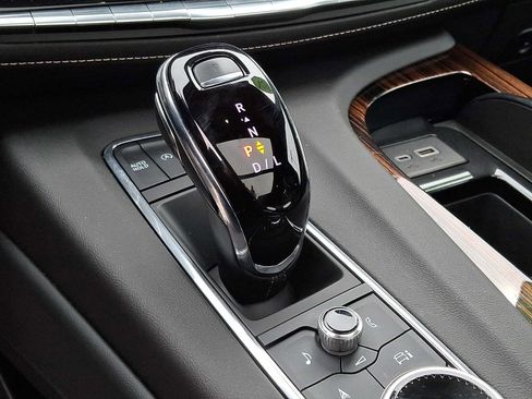 Used 2024 Cadillac Escalade Premium Luxury image 16