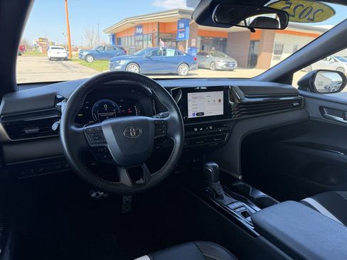Used 2025 Toyota Camry SE image 12