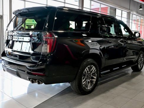 Used 2025 Chevrolet Suburban Z71 image 5