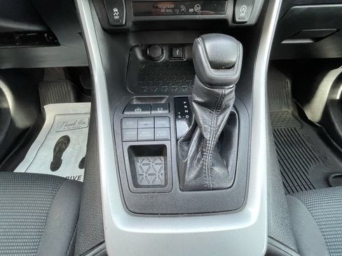 Used 2021 Toyota RAV4 LE AWD/4WD image 15