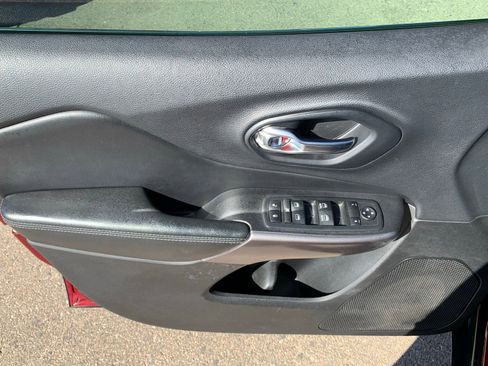 Used 2019 Jeep Cherokee Latitude Plus image 11