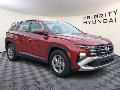 Certified 2025 Hyundai Tucson SE image 3