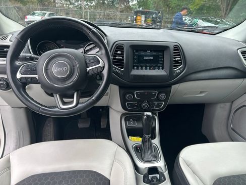 Used 2018 Jeep Compass Latitude w/ Popular Equipment Group FWD image 11