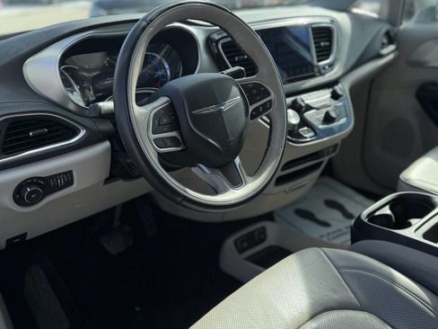 Used 2017 Chrysler Pacifica Platinum FWD image 10