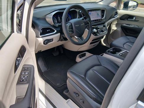 Used 2024 Chrysler Pacifica Touring-L FWD image 9