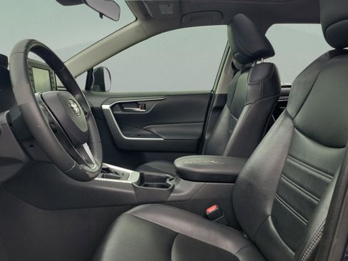 Used 2020 Toyota RAV4 XLE Premium image 18