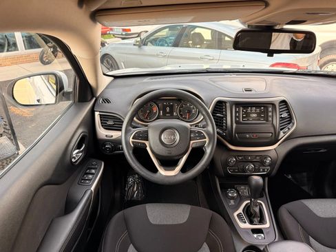 Used 2018 Jeep Cherokee Latitude w/ Safety Group AWD/4WD image 25