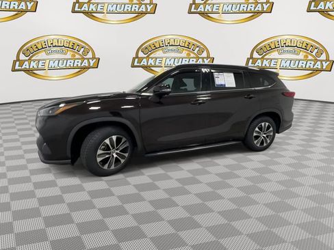 Used 2022 Toyota Highlander XLE FWD image 7