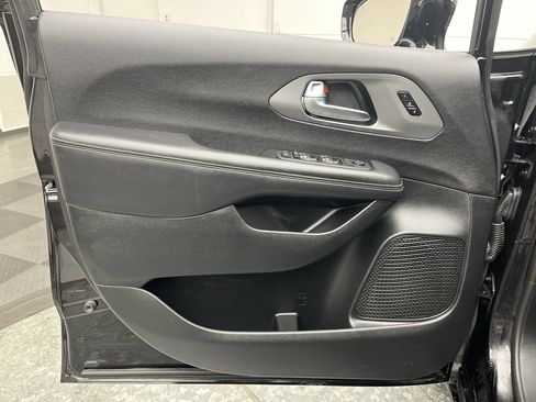 Used 2025 Chrysler Pacifica Select FWD image 7
