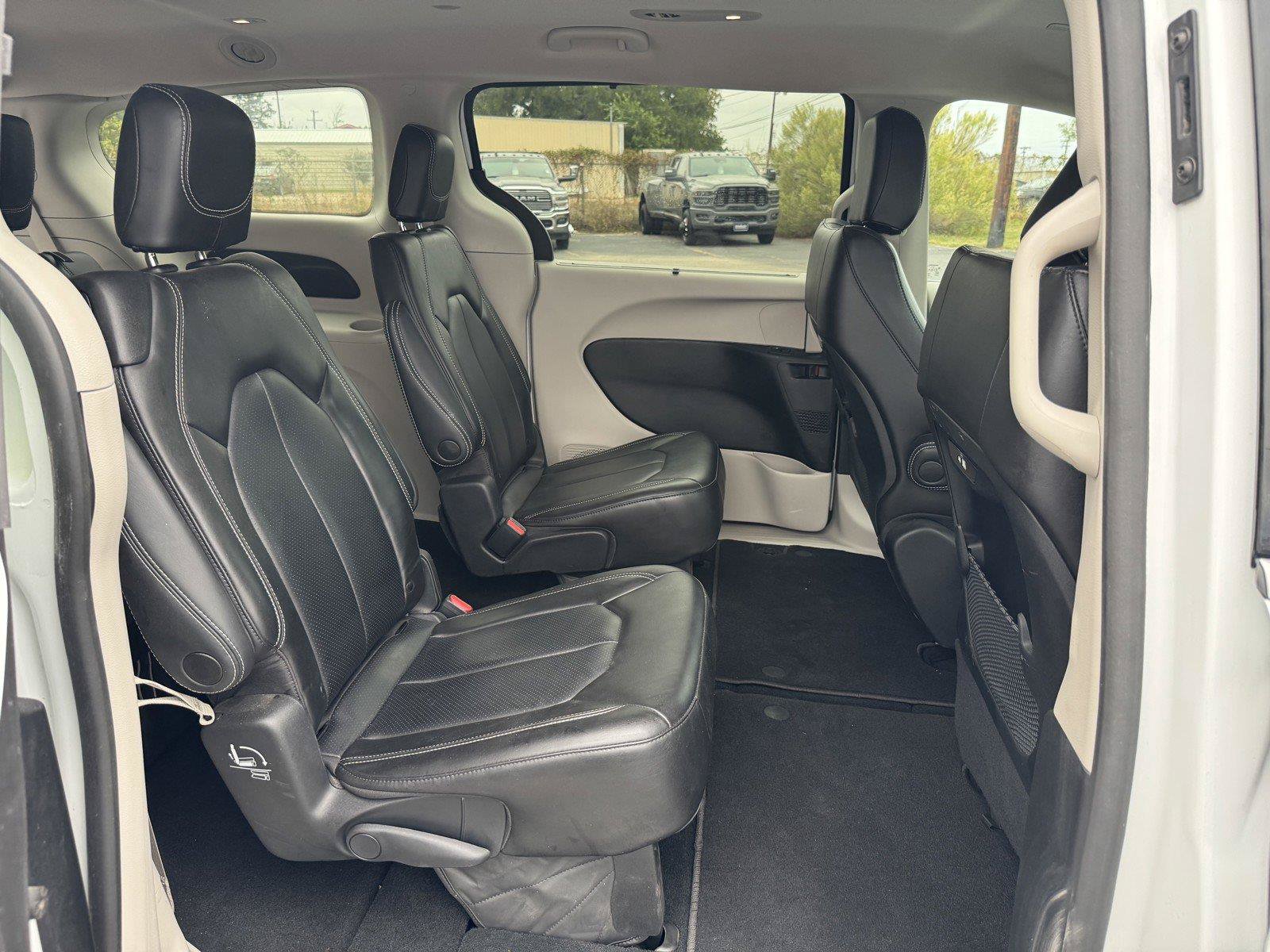 Used 2023 Chrysler Pacifica Touring-L FWD image 38
