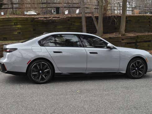 Used 2023 BMW i7 xDrive60 AWD/4WD image 9