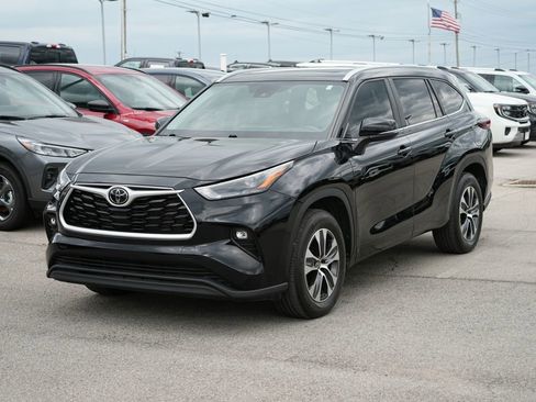 Used 2024 Toyota Highlander XLE FWD image 9