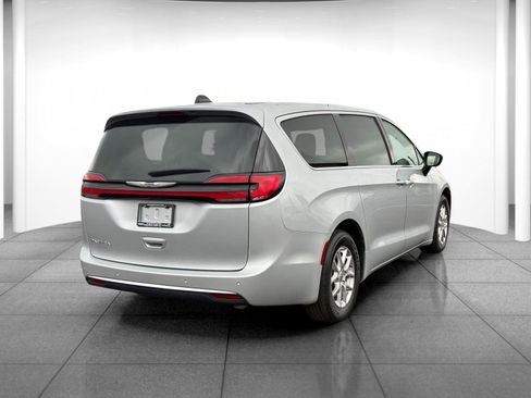 Used 2024 Chrysler Pacifica Touring-L image 7