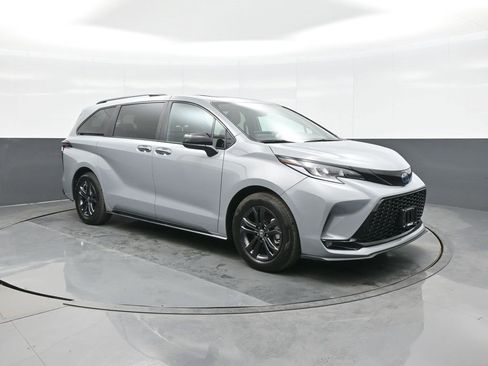 Used 2025 Toyota Sienna XSE image 1