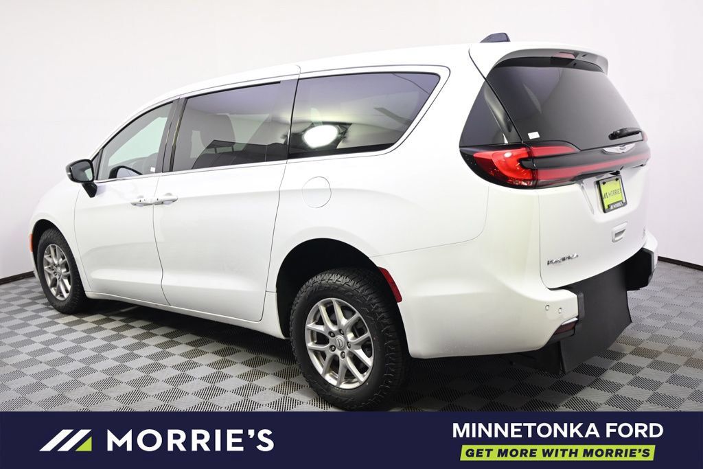Used 2026 Chrysler Pacifica Select FWD image 5