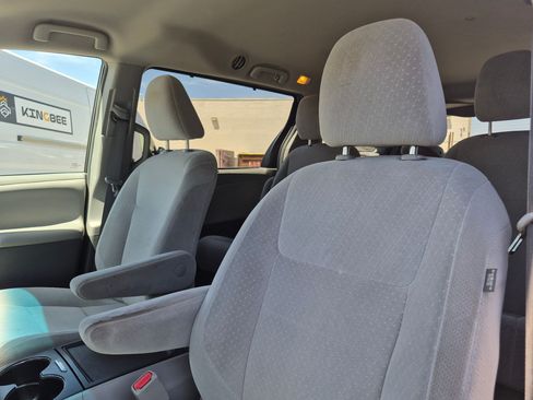 Used 2016 Toyota Sienna LE AWD/4WD image 17