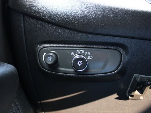 Used 2018 Chevrolet Equinox LT FWD image 21