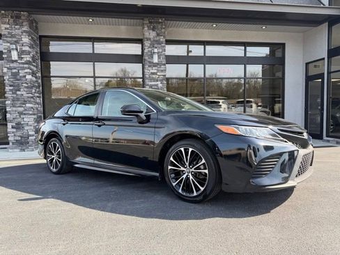 Used 2019 Toyota Camry SE w/ Carpet Mat Package image 16