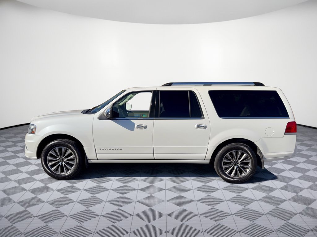 Used 2015 Lincoln Navigator L 4WD image 2